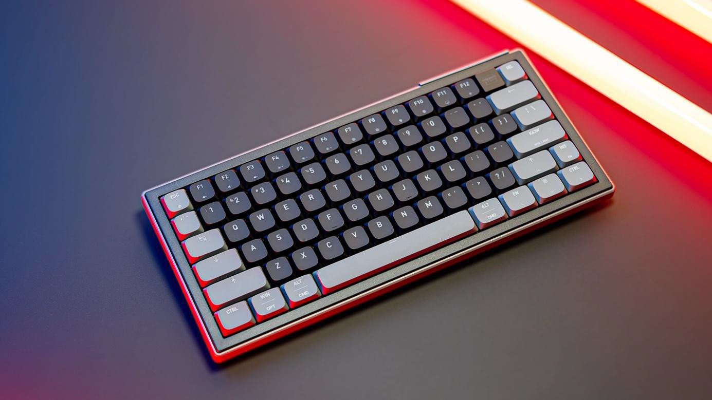 Avec son format 70% et sa connexion UWB, le K63W Pro Compact ne prendra pas beaucoup de place sur votre bureau. ©Cherry
