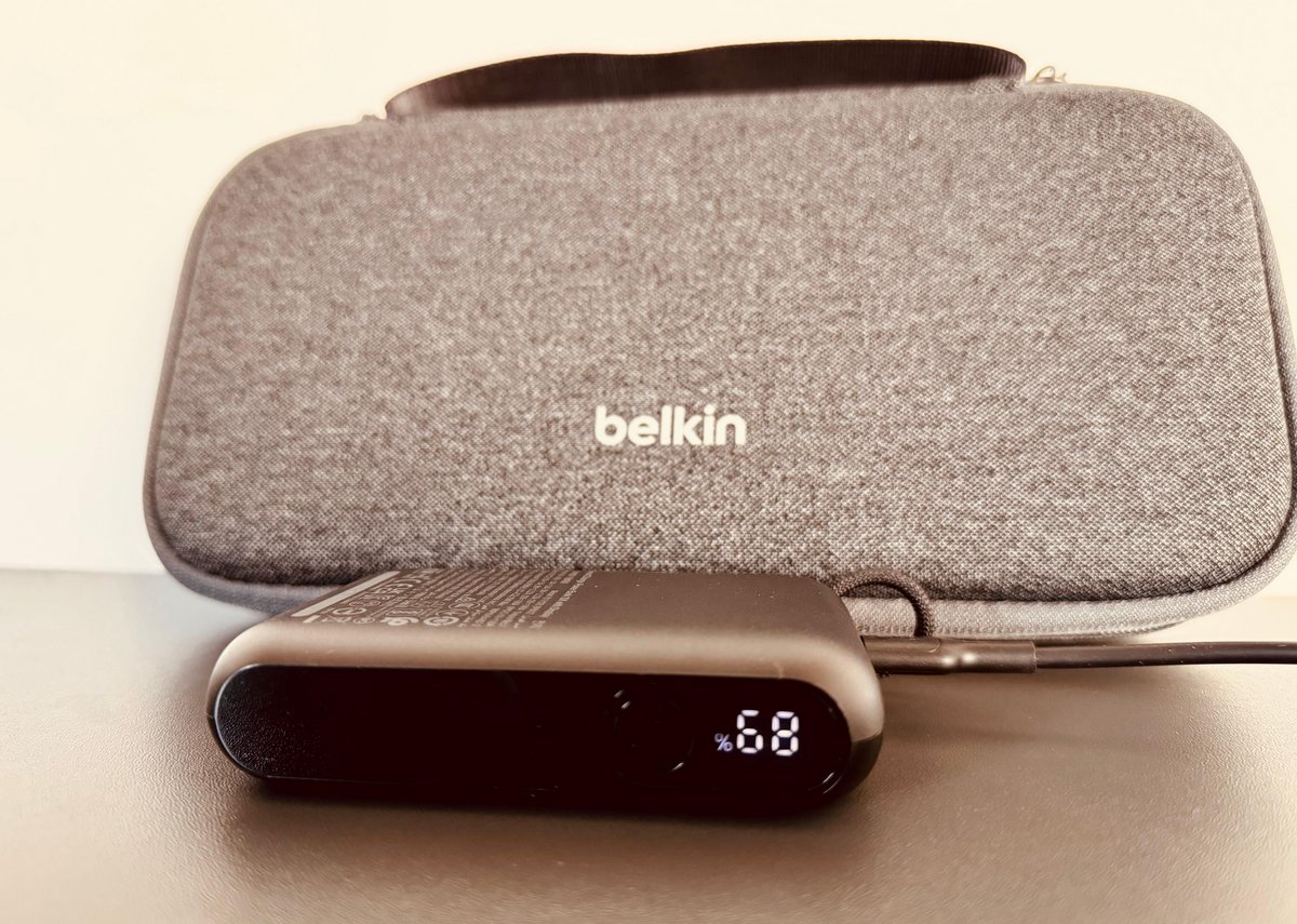 Un petit écran permet d'afficher le niveau de batterie restant. ©Stéphane Ficca / Clubic