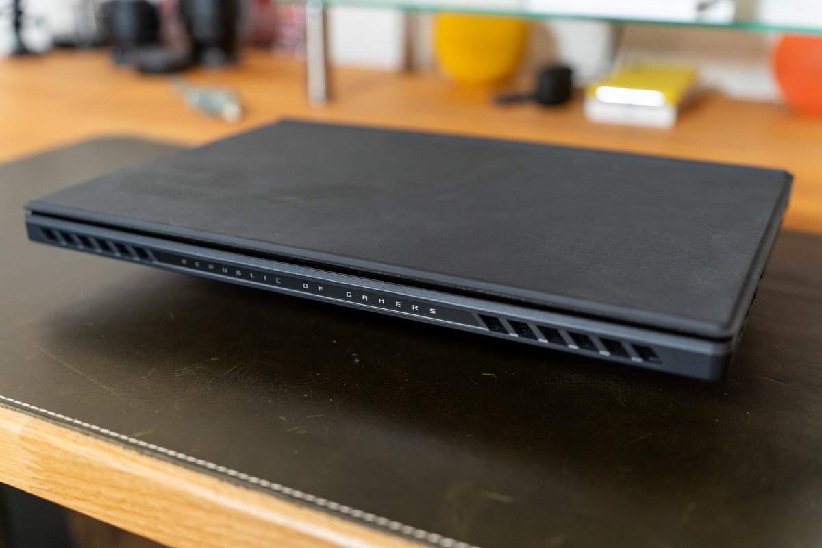 La tablette fait plutôt le gabarit d'un PC ultraportable gaming une fois qu'on lui adjoint son clavier. ©Nathan Le Gohlisse pour Clubic