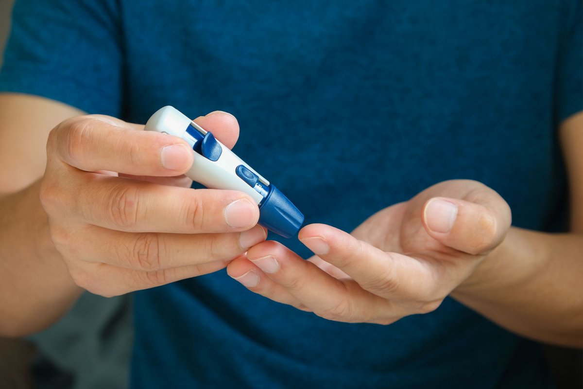 Un capteur de glycémie dans une montre connectée arriverait prochainement chez Samsung © Shutterstock.com