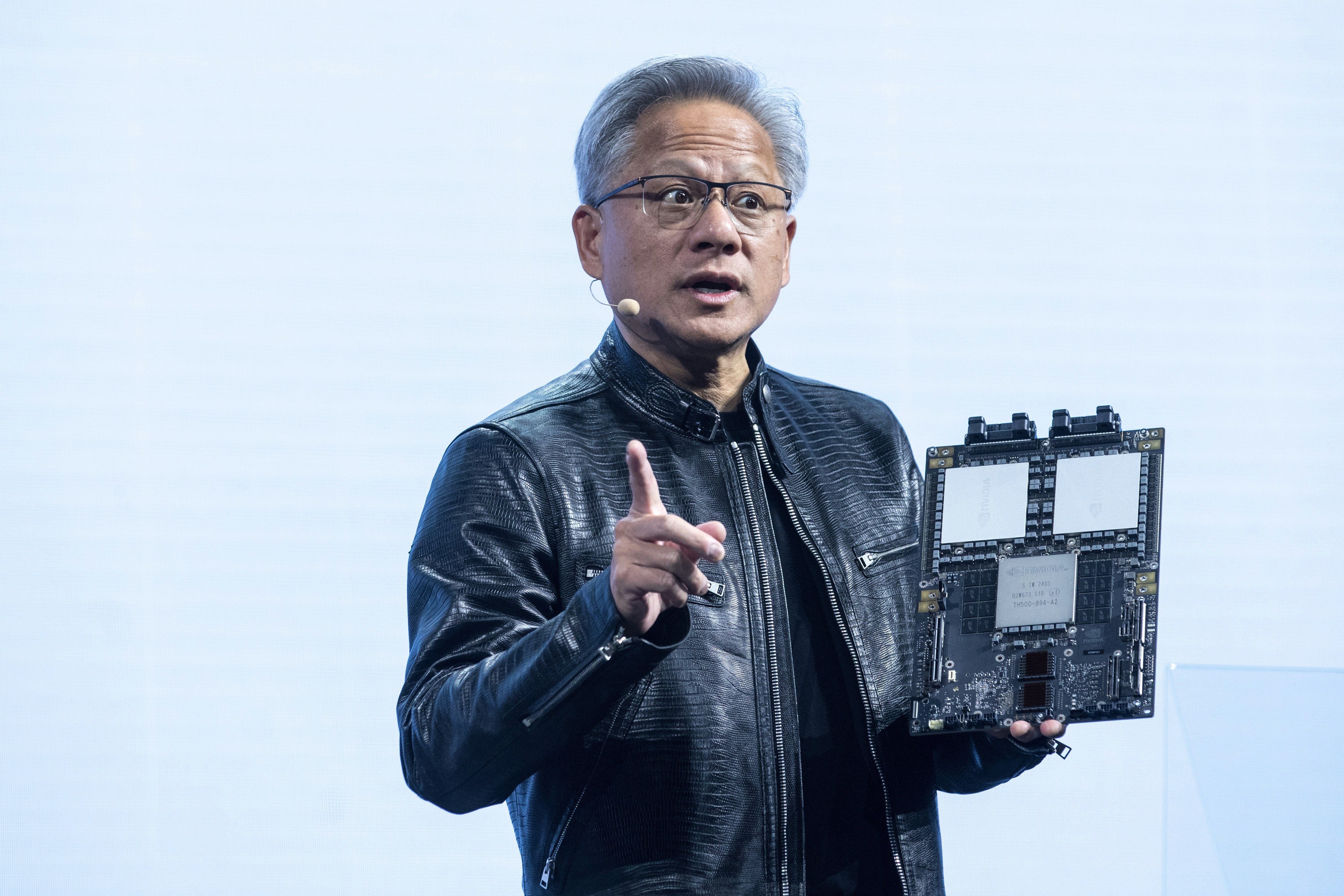 Drapé dans sa sempiternelle veste en cuir noire, Huang a toujours été un fervent défenseur de l'intelligence artificielle. © jamesonwu1972 / Shutterstock