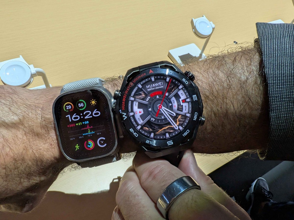 À gauche l'Apple Watch Ultra, à droite la Huawei Watch Ultimate 2, les modèles haut de gamme des deux marques. ©Nicolas Guyot pour Clubic