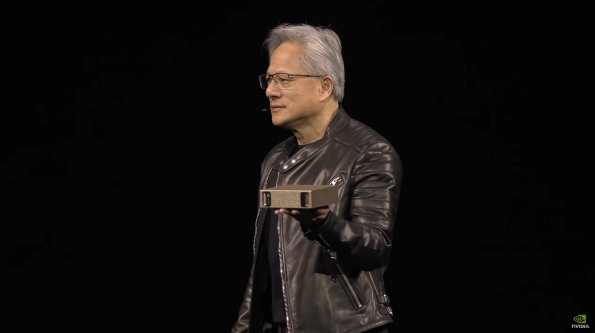 Jensen Huang présente un prototype du DGX Spark, un mini PC embarquant le N1X, lors du CES 2025  © NVIDIA