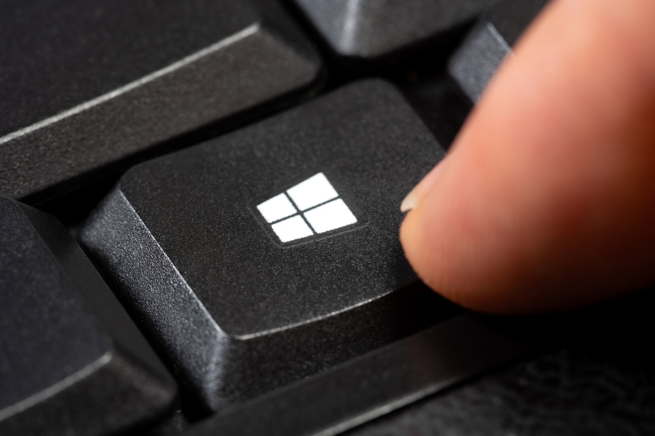 Windows 11 : Microsoft publie son outil de secours pour les pros encore coincés sur Windows 10. © tomeqs / Shutterstock