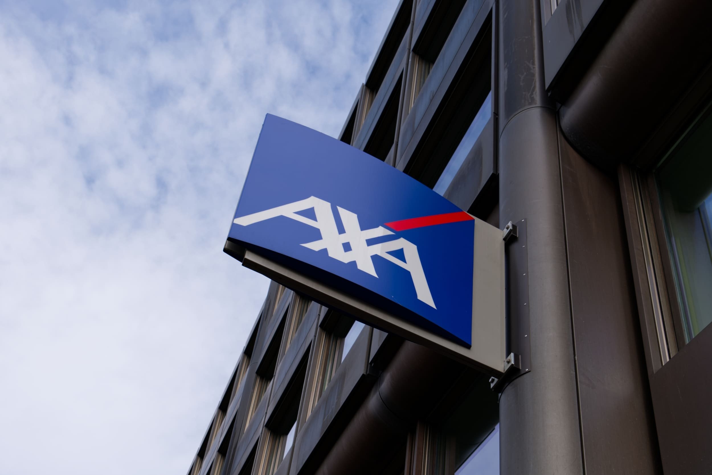AXA Banque va devoir rembourser une cliente victime d'une arnaque par spoofing. © AnnaKu / Shutterstock
