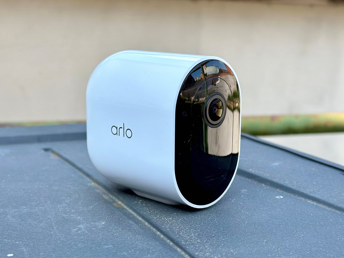 La caméra Arlo Pro 5 © Mathieu Grumiaux pour Clubic