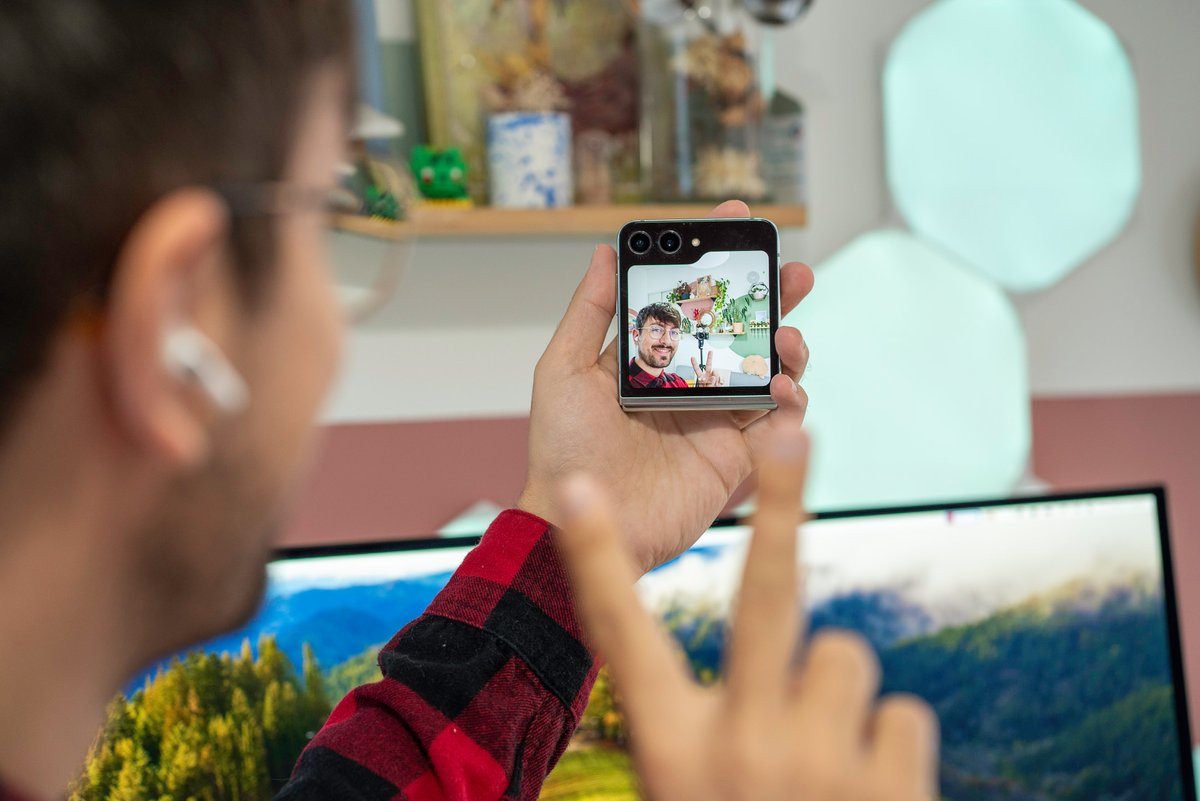 Le bel écran externe du Galaxy Z Flip5 en action © Pierre Crochart pour Clubic