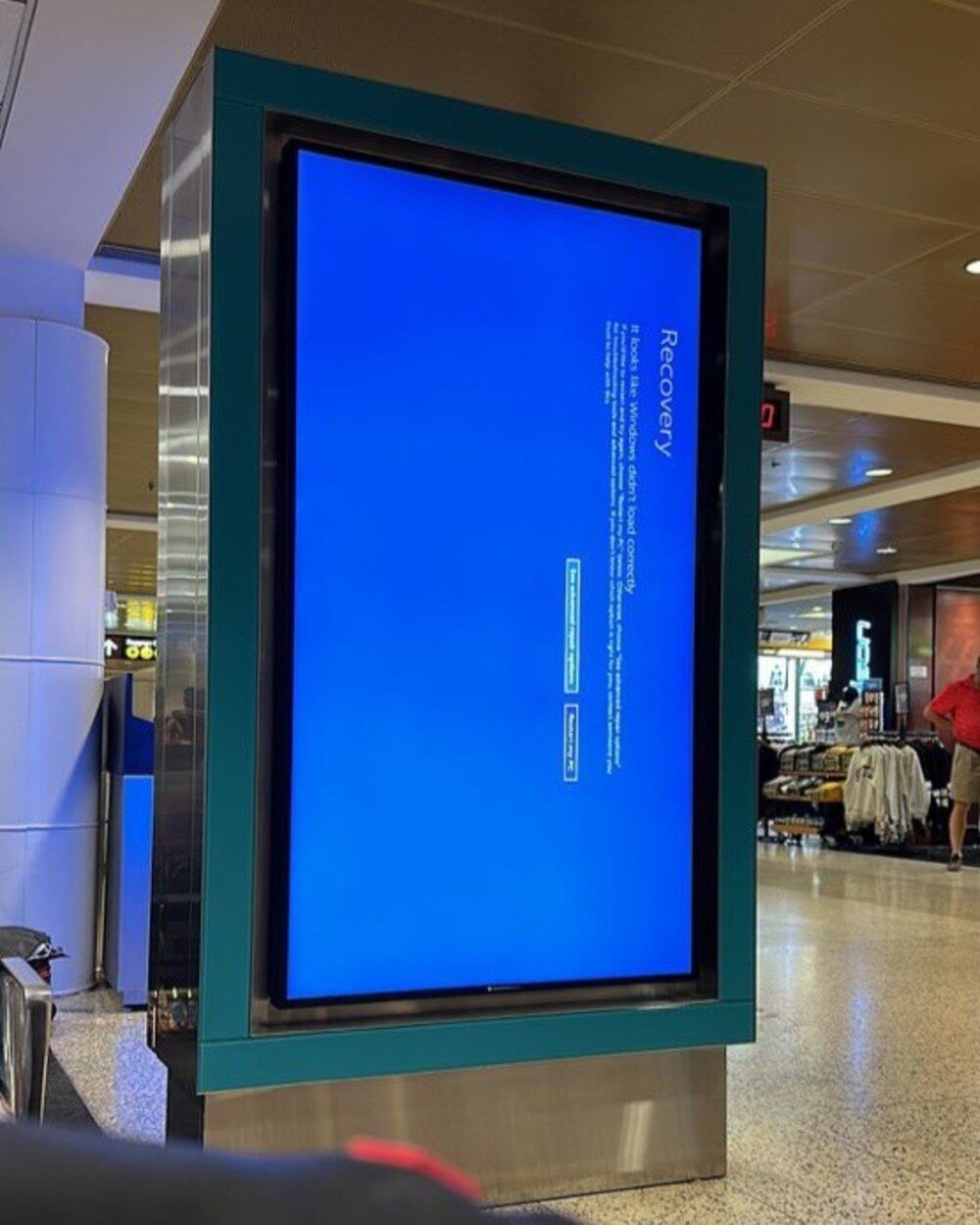 Un écran bleu publicitaire, ici à l'aéroport d'Amsterdam © X.com @Eth_Toripo