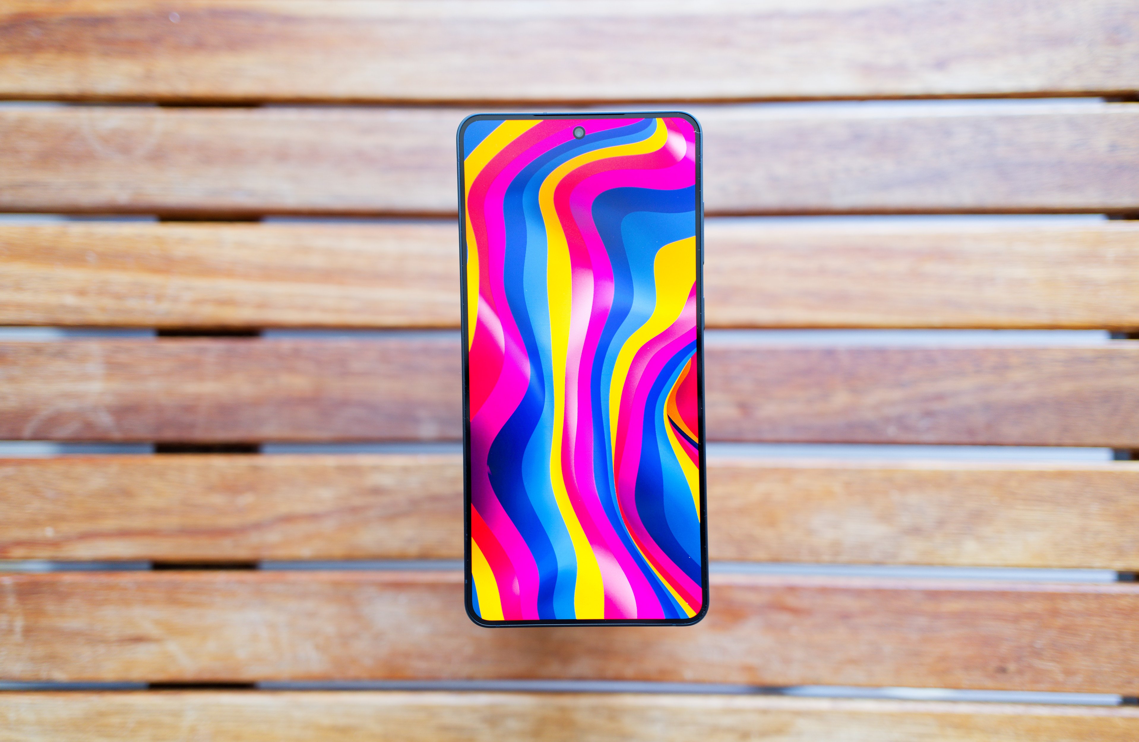 Le marché du smartphone reprend des couleurs — Un Samsung Galaxy S25 Edge, pour illustration. © Marc Mitrani pour Clubic