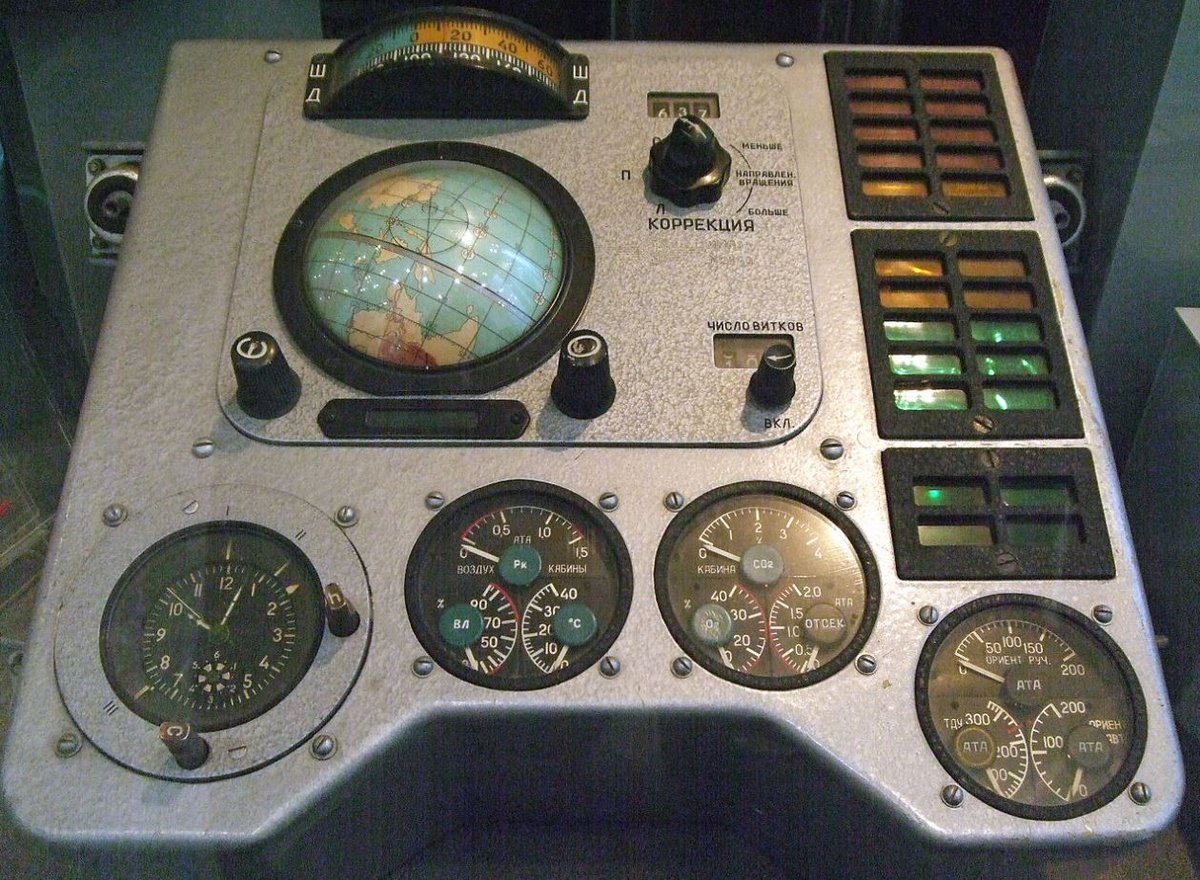 Panneau de contrôle (avec le globe) d'une capsule Vostok. Crédits Wikimedia/Tempe