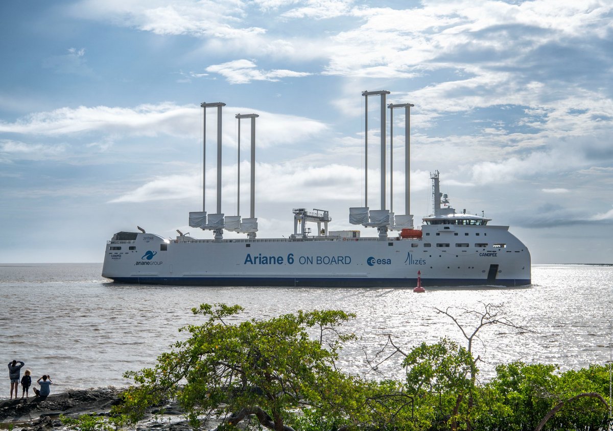 Ariane 6, c'est aussi les progrès de toute la chaîne industrielle amont, y compris le transport. Ici, le navire Canopée qui apporte les éléments de lanceur en Guyane © ESA / CNES / CSG / JM Guillon