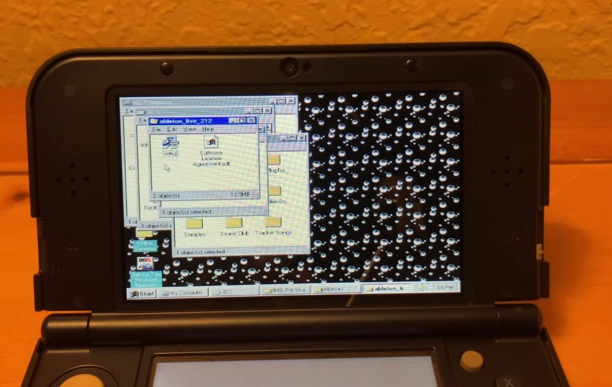 Un aperçu de Windows 95 (avec le fond d'écran Bubbles) sur l'écran de la New 3DS de Nintendo © MetraByte