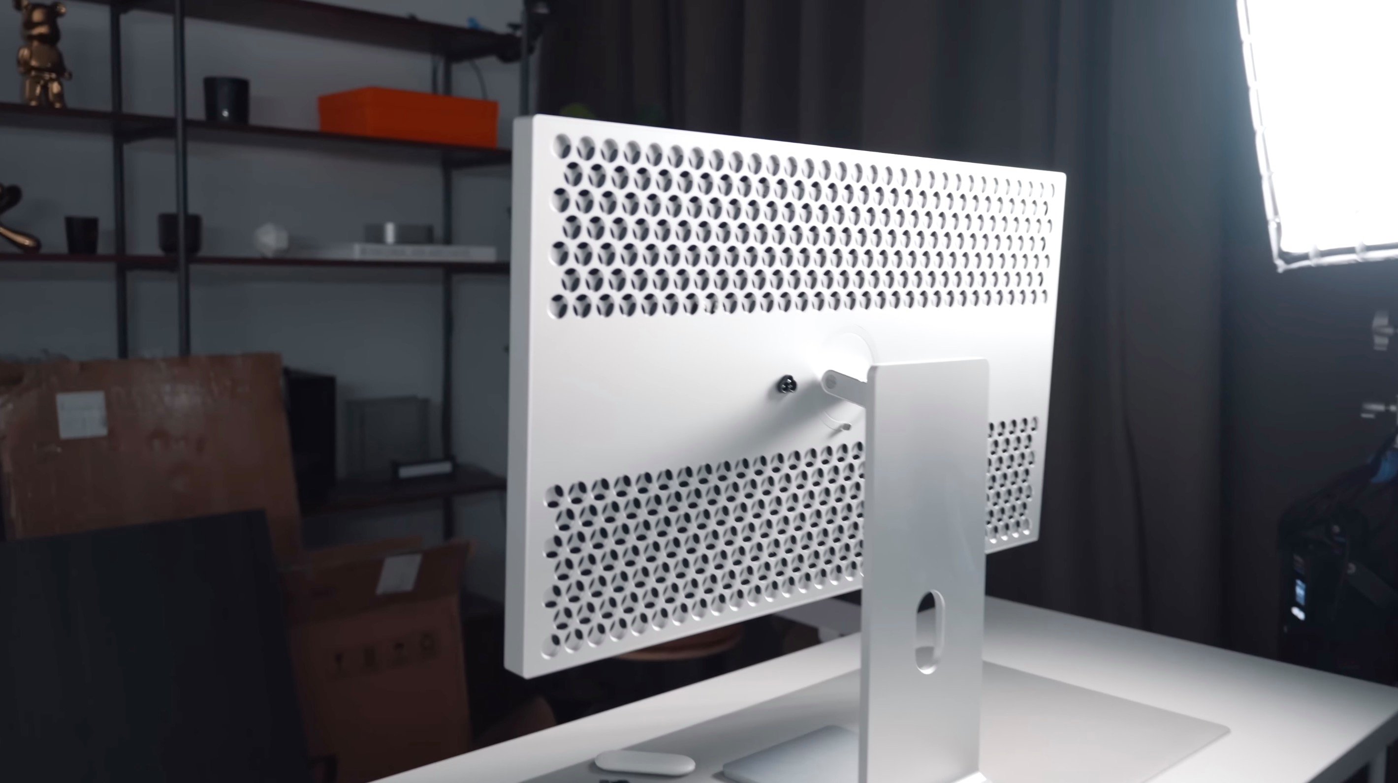 L'arrière du Kuycon G32P ressemble beaucoup à celui du Pro Display XDR... © UltraLinx sur YouTube