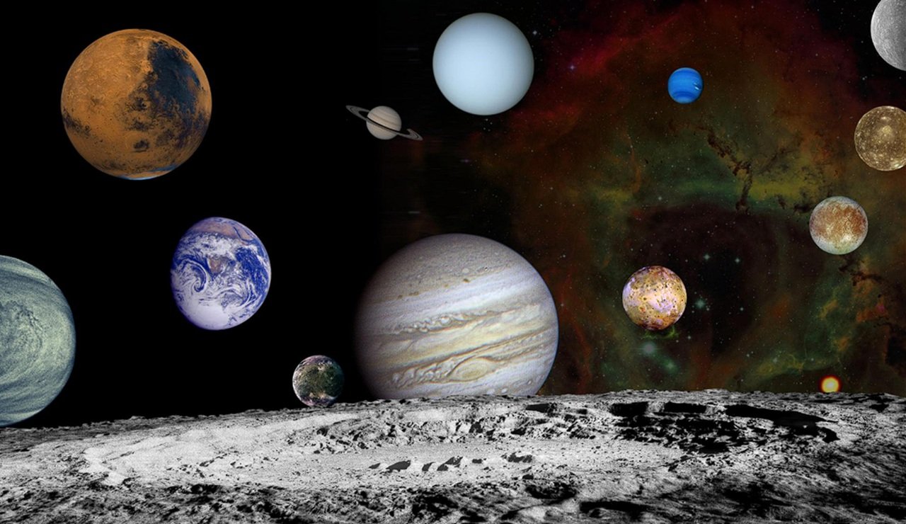 Ce montage d'images prises par la sonde Voyager des planètes et de quatre lunes de Jupiter est contrasté par une image en fausses couleurs de la nébuleuse de la Rosette, avec la lune terrestre au premier plan. Les données d'archives des missions Voyager continuent de produire de nouvelles découvertes scientifiques -  ©NASA/JPL/ASU