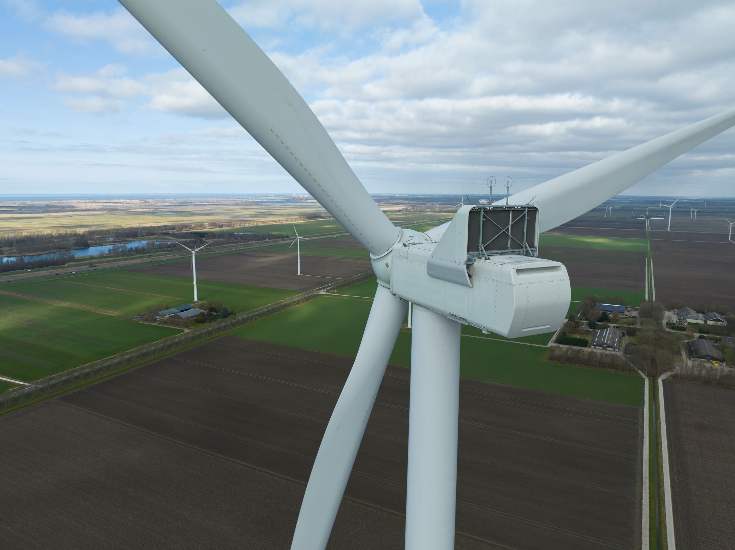 Un couple obtient l'annulation au moins provisoire d'un parc éolien devant le Conseil d'État après sept ans de procédure. © Make more Aerials / Shutterstock
