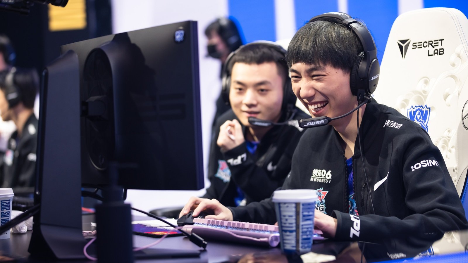 Deux compétiteurs eSport devant leur écran © 2021 Riot Games, Inc. Used With Permission.