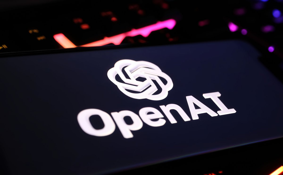 Le logo d'OpenAI affiché sur un smartphone © Ralf Liebhold / Shutterstock