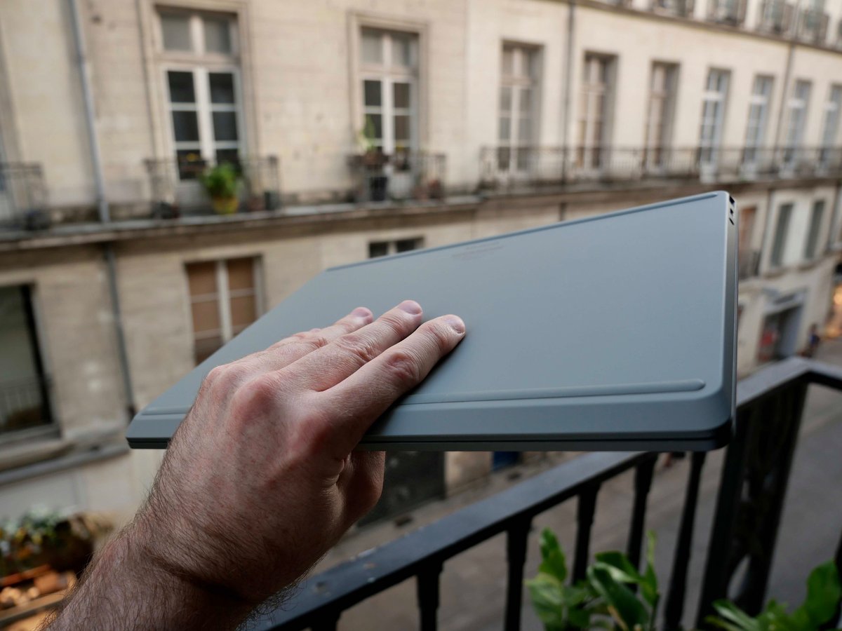 Le Laptop Go 2 est vraiment compact // © Nathan Le Gohlisse pour Clubic