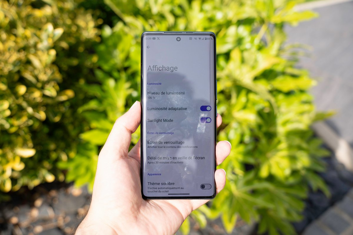Luminosité sans Sunlight Mode / Luminosité avec Sunlight Mode © Pierre Crochart pour Clubic