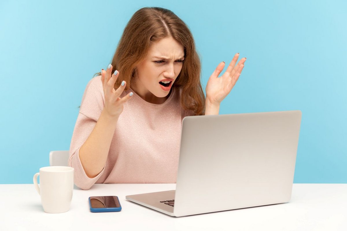 Un PC portable qui plante pendant l'écoute d'une chanson de Janet Jackson non mais WTF ? - ©Khosro / Shutterstock
