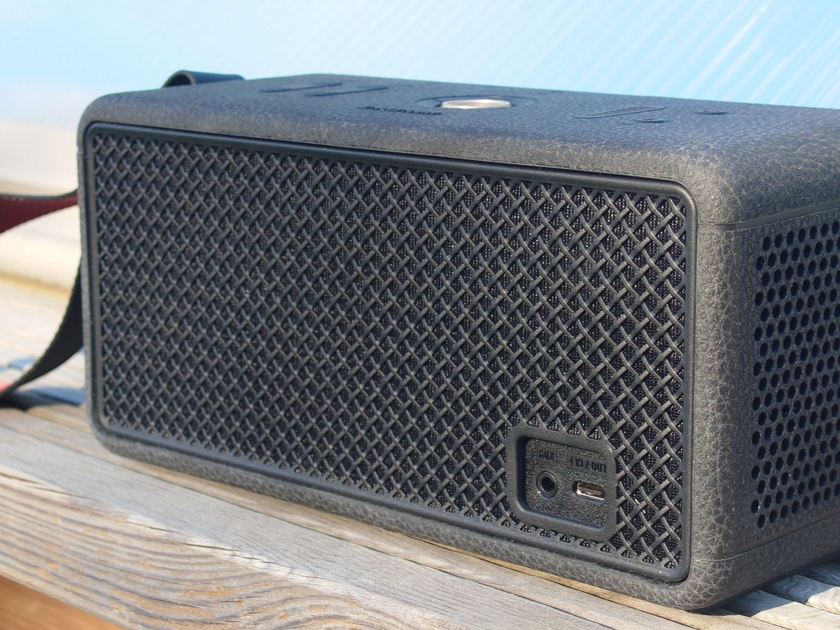 Sans être parfaite, la connectique assure l'essentiel, grâce à une entrée analogique jack 3,5 mm, et un port USB-C permettant à la Marshall Middleton d'être utilisée en tant que chargeur externe © Guillaume Fourcadier pour Clubic