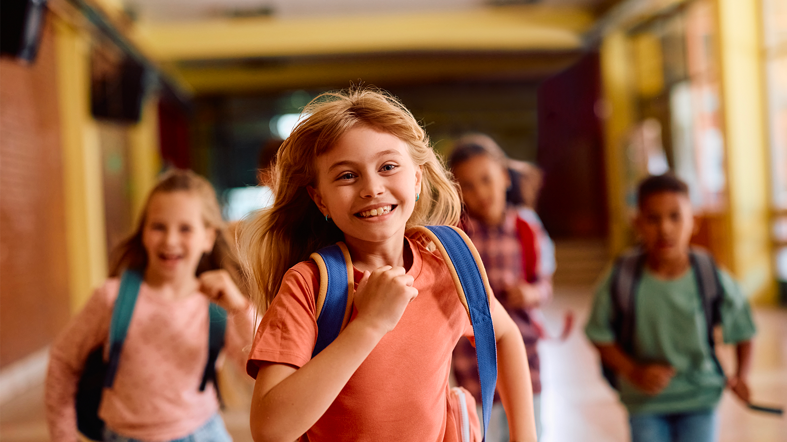Une montre sécurisée qui rassure les parents : pas de distractions en classe, mais toujours joignable en cas d’urgence ©Shutterstock