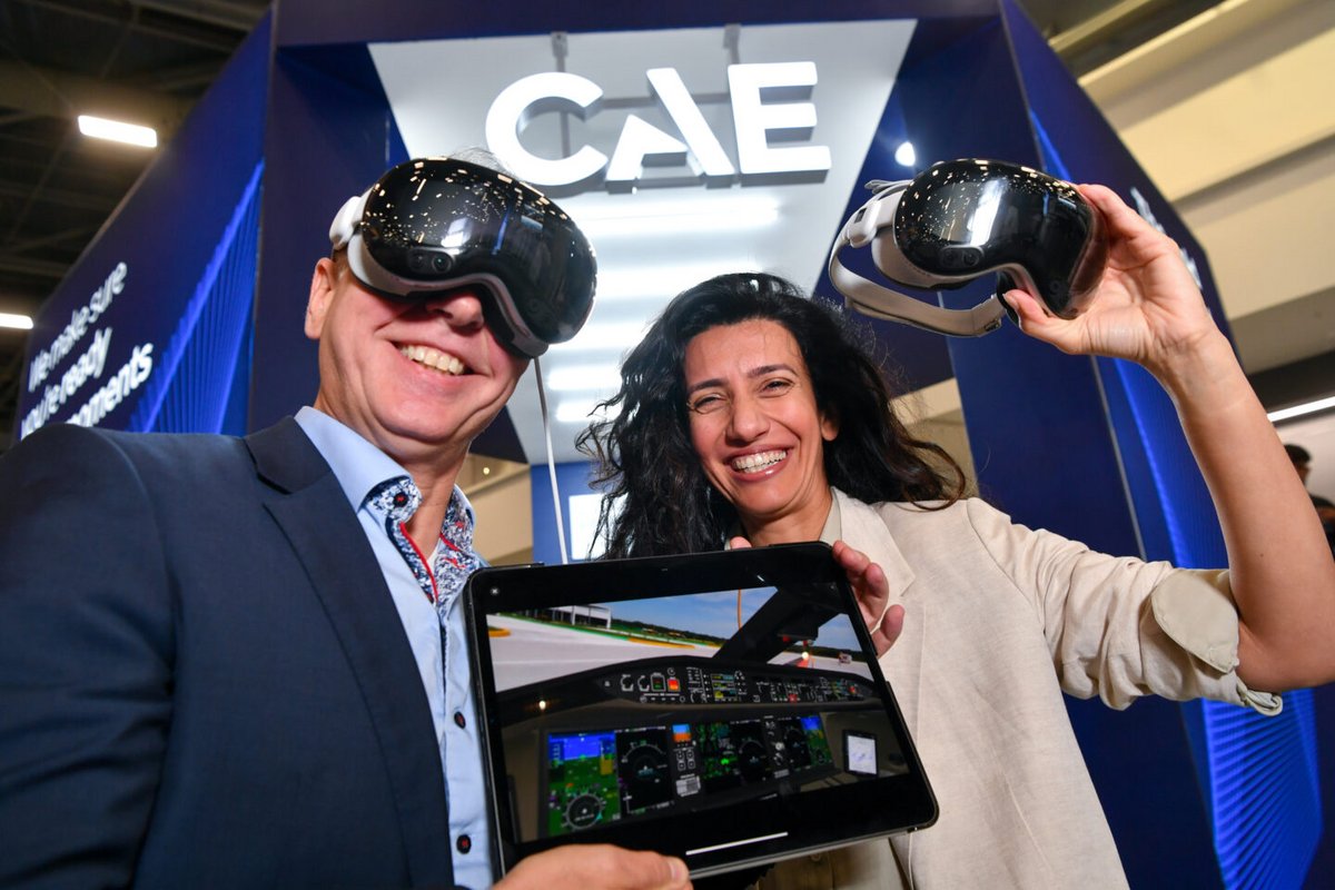 Les équipes de CAE présentant leur solution d'apprentissage pour le Vision Pro. © CAE