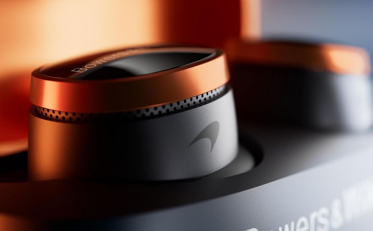 Les imposants écouteurs sans fil Pi8 arbore un discret logo McLaren. ©Bowers & Wilkins
