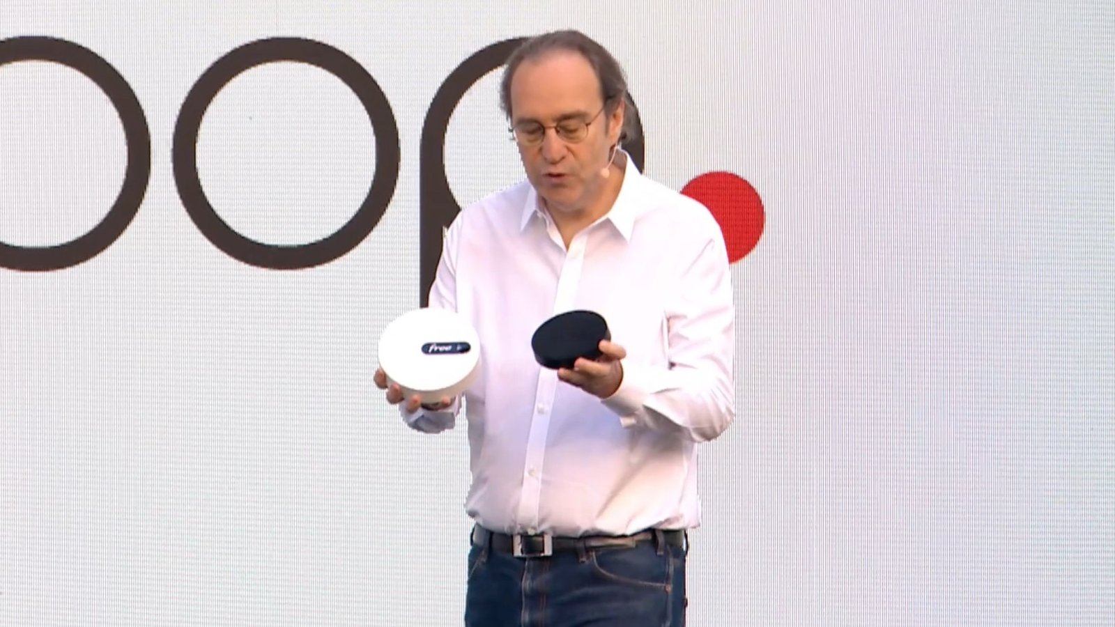 Xavier Niel avec le server et le player de la Freebox Pop, le 7 juillet à Paris