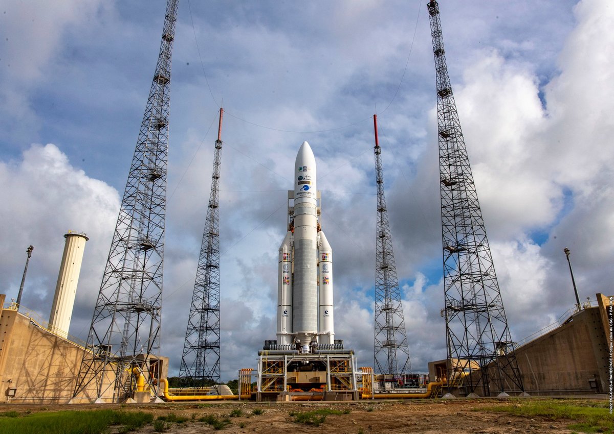 Ariane 5 et sa grande coiffe sur l'ensemble de lancement. Crédits : ESA/CNES/Arianespace/CSG/P.Baudon