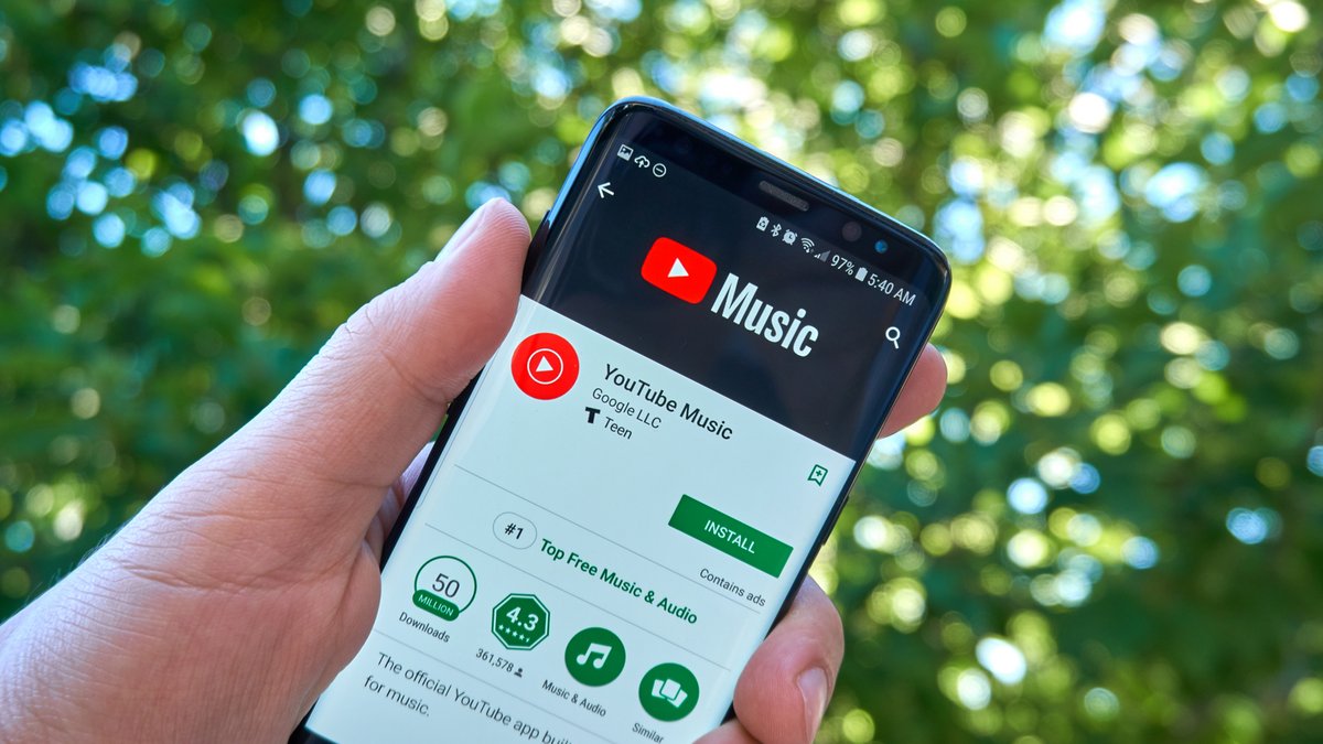 YouTube Music débarque à bord des Tesla et rejoint d'autres services comme Spotify et Apple Music déjà disponibles © dennizn / Shutterstock
