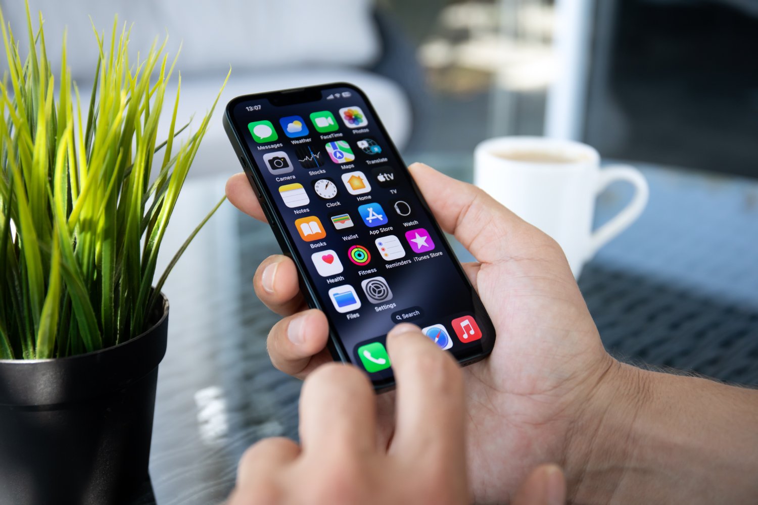 Un chatbot alimenté par l'intelligence artificielle va s'inviter dans l'application Assistance de l'iPhone. © DenPhotos / Shutterstock