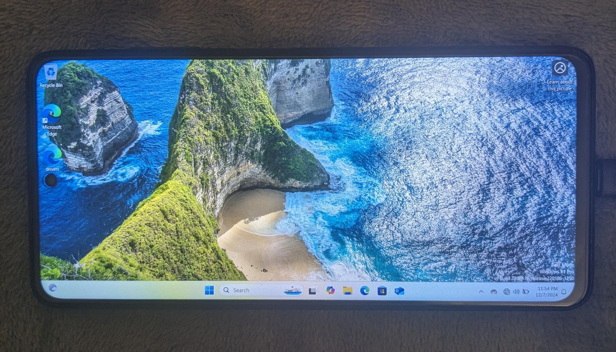 Responsive, presque fonctionnel, Windows 11 sur smartphone embarque même Copilot ! © u/anh0l via Reddit