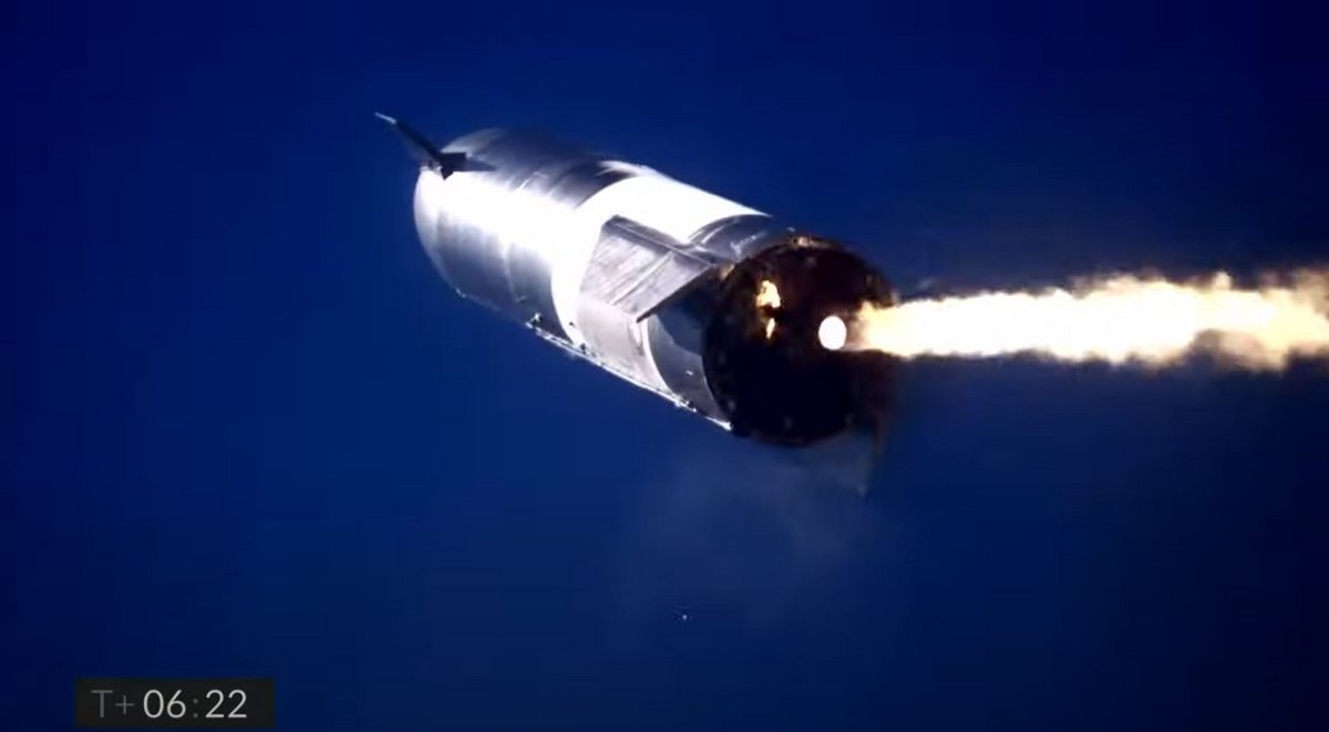 Quelques fractions de seconde avant le retour fracassant de Starship. Crédits SpaceX