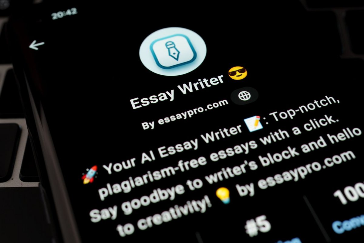 Selon l'Ipsos, 94 % des étudiantes et étudiants déclarent avoir déjà utilisé un outil d’intelligence artificielle dans leur vie personnelle ou dans leurs études - ©mundissima / Shutterstock