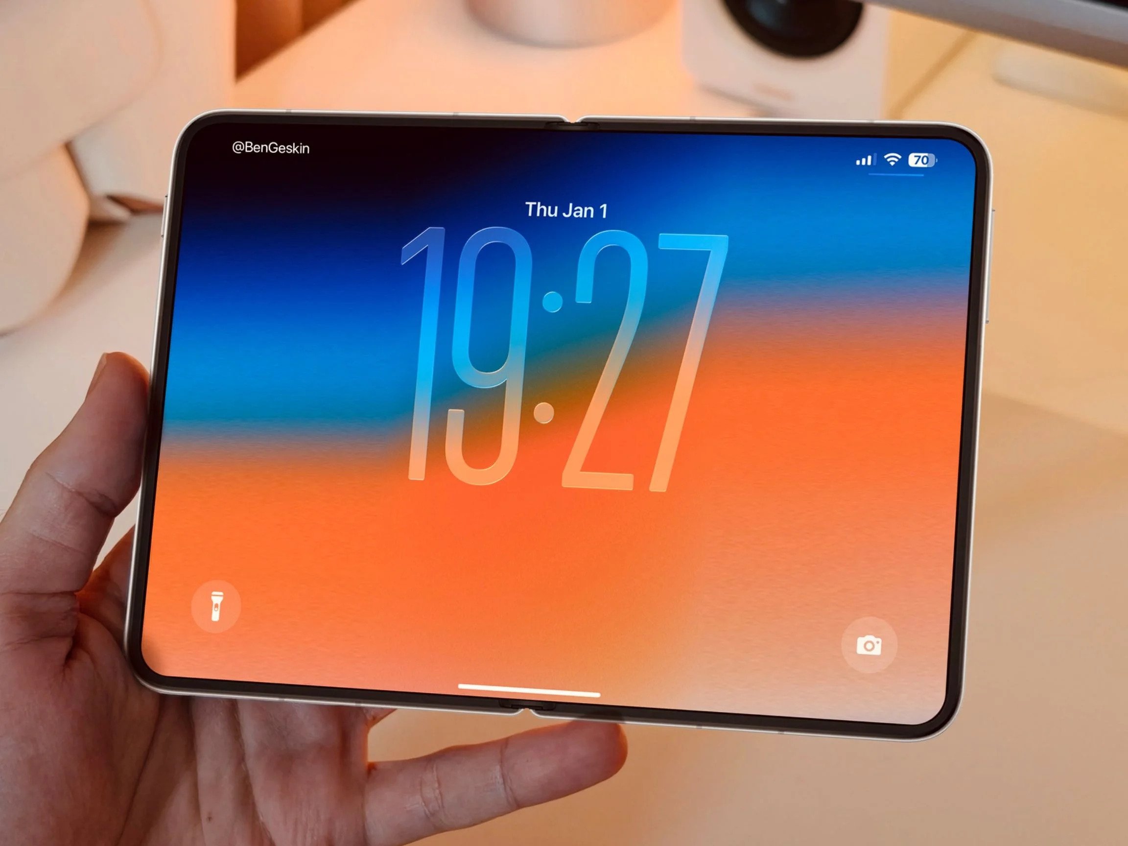 Un concept d'iPhone Ultra tenu en main par un leaker. ©Ben Geskin