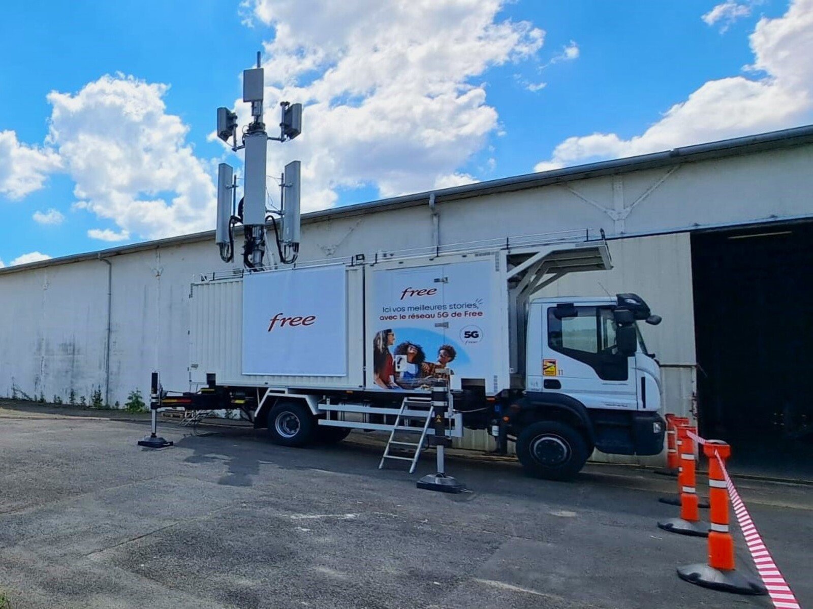 Le camion Free et ses antennes mobiles @ Compte X.com @Free_1337 