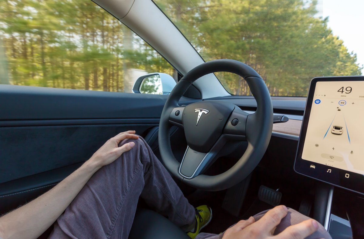 Une Tesla en mode Autopilot. © TierneyMJ / Shutterstock