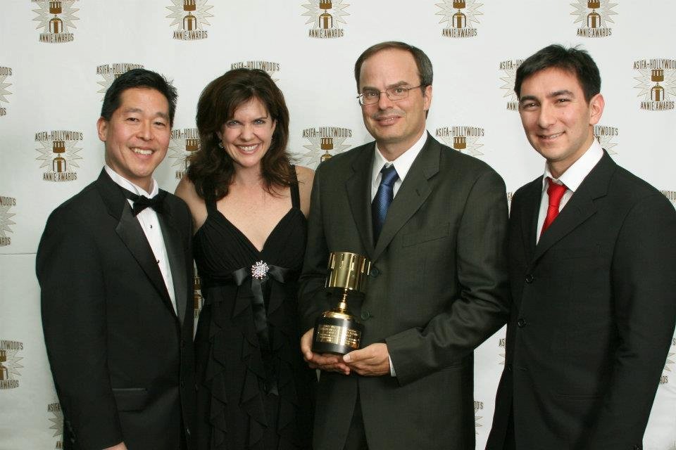 De gauche à droite : Robert Tatsumi, Jonathan Gay et Gary Grossman (développeur principal d'ActionScript), lauréats du prix Ub Iwerks pour Flash lors de la 35ème cérémonie des Annie Awards. Crédit photo : Bonnie Burrow for ASIFA-Hollywood.