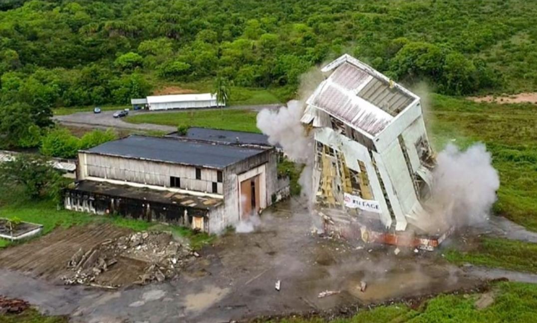 Destruction du portique de 35 m de haut du site de Diamant, le 6 novembre 2020 © Optique vidéo du CSG