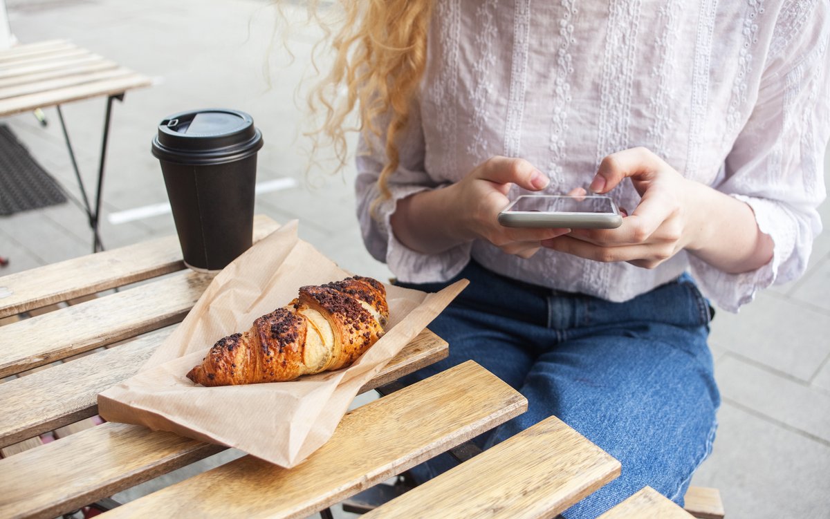 Jeune femme, smartphone en main, profitant de ses données mobiles  © makanna / Shutterstock