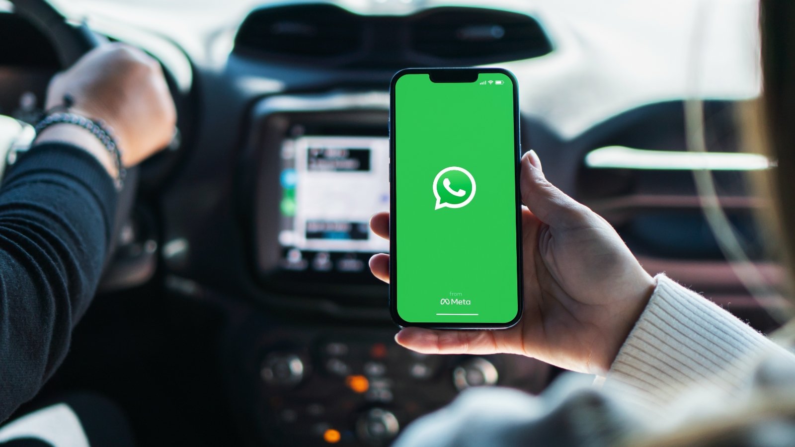 Une nouvelle interface bien plus complète pour WhatsApp sur CarPlay © Diego Thomazini / Shutterstock.com