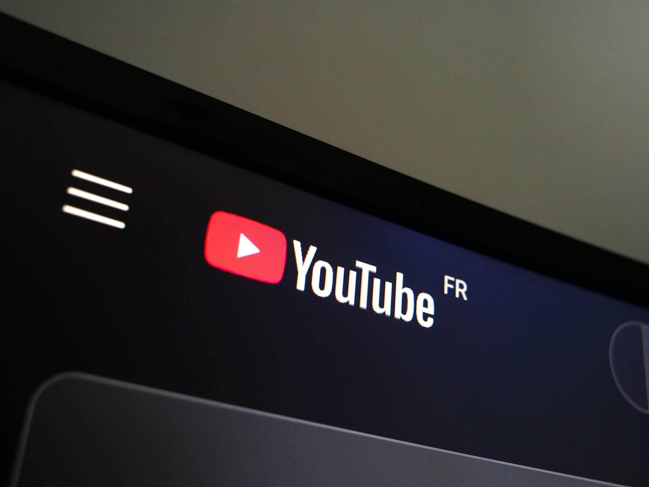 Google a apporté de nouvelles précisions sur les exigences qui sont les siennes concernant les annonces diffusées sur YouTube et le flux Discover. © Alexandre Boero / Clubic