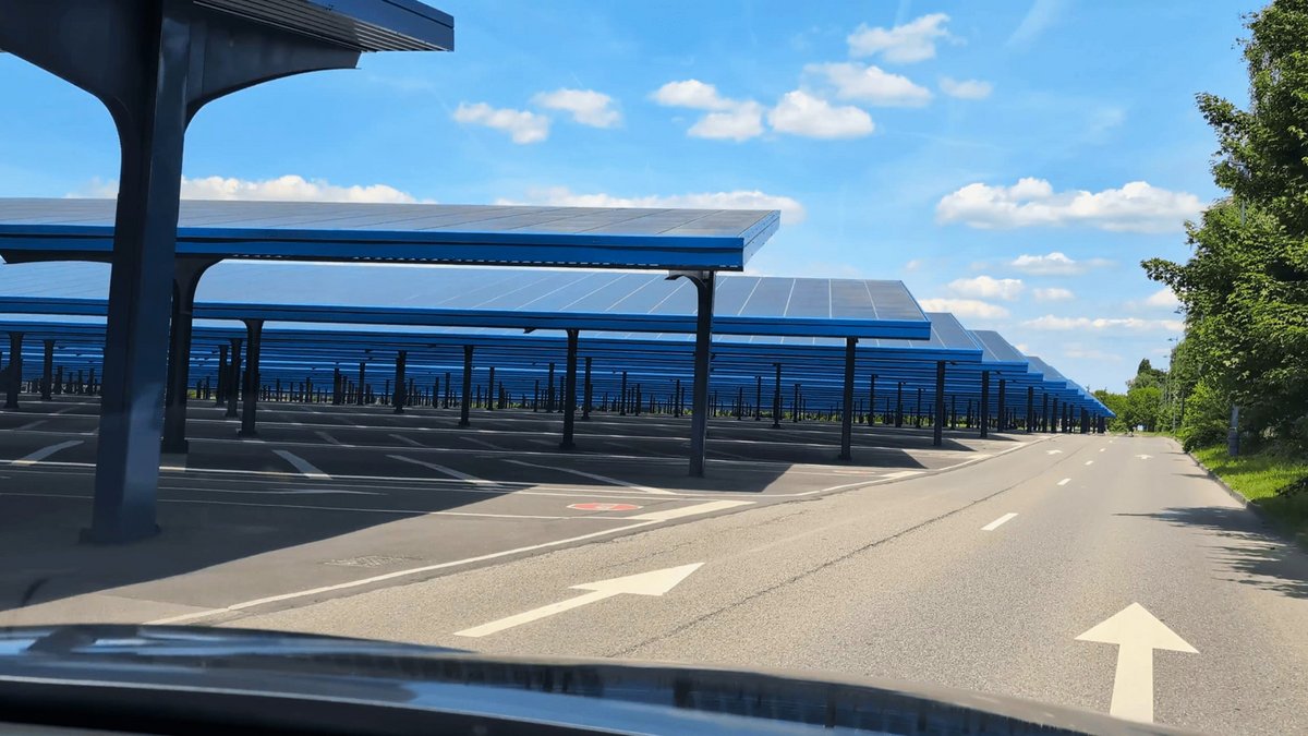 Quelques-unes des nombreuses allées de panneaux solaires du parking de Disneyland Paris. © Alexandre Boero / Clubic