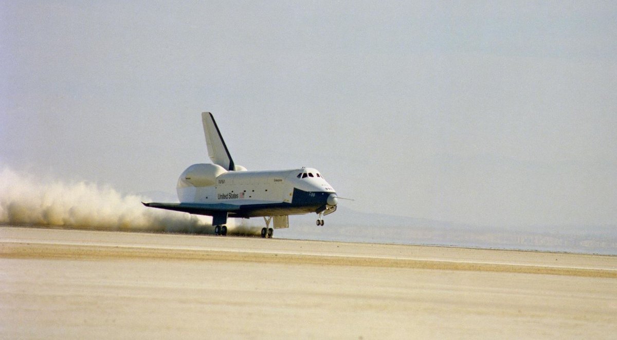 Enterprise à l'atterrissage sur la base d'Edwards. Crédits NASA