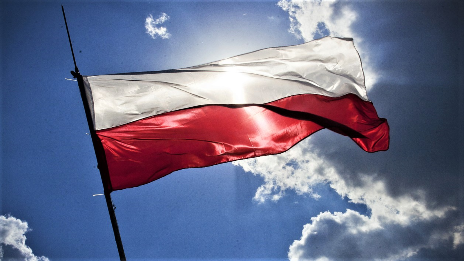 Le drapeau de la Pologne flotte au vent © Pixabay