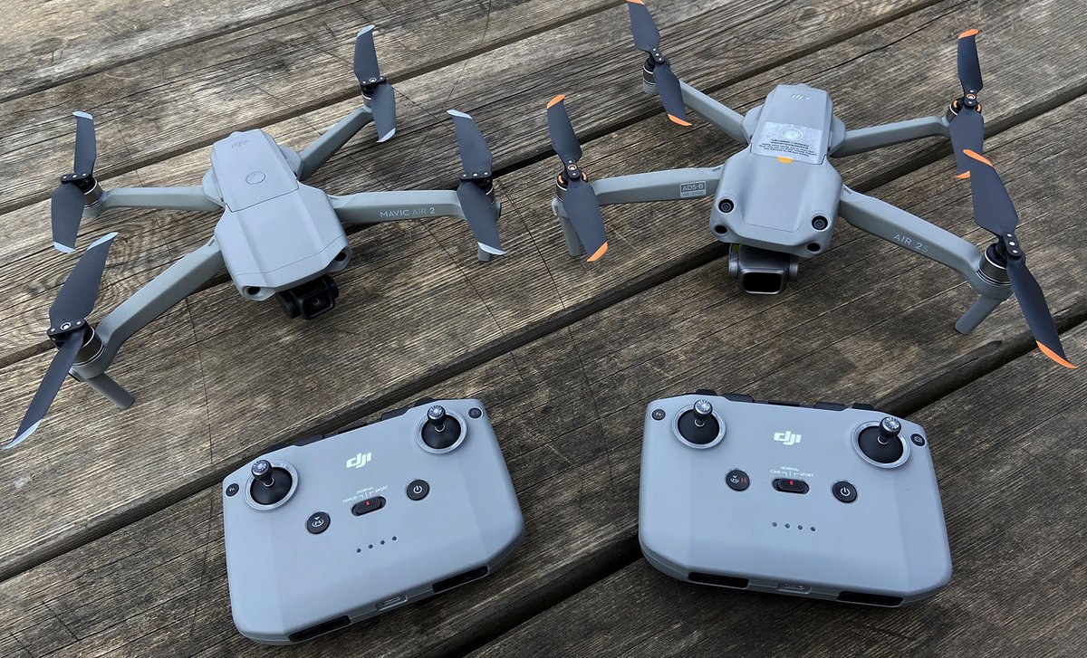 A droite : DJI Air 2S | A gauche : DJI Mavic AIr 2, avec RC