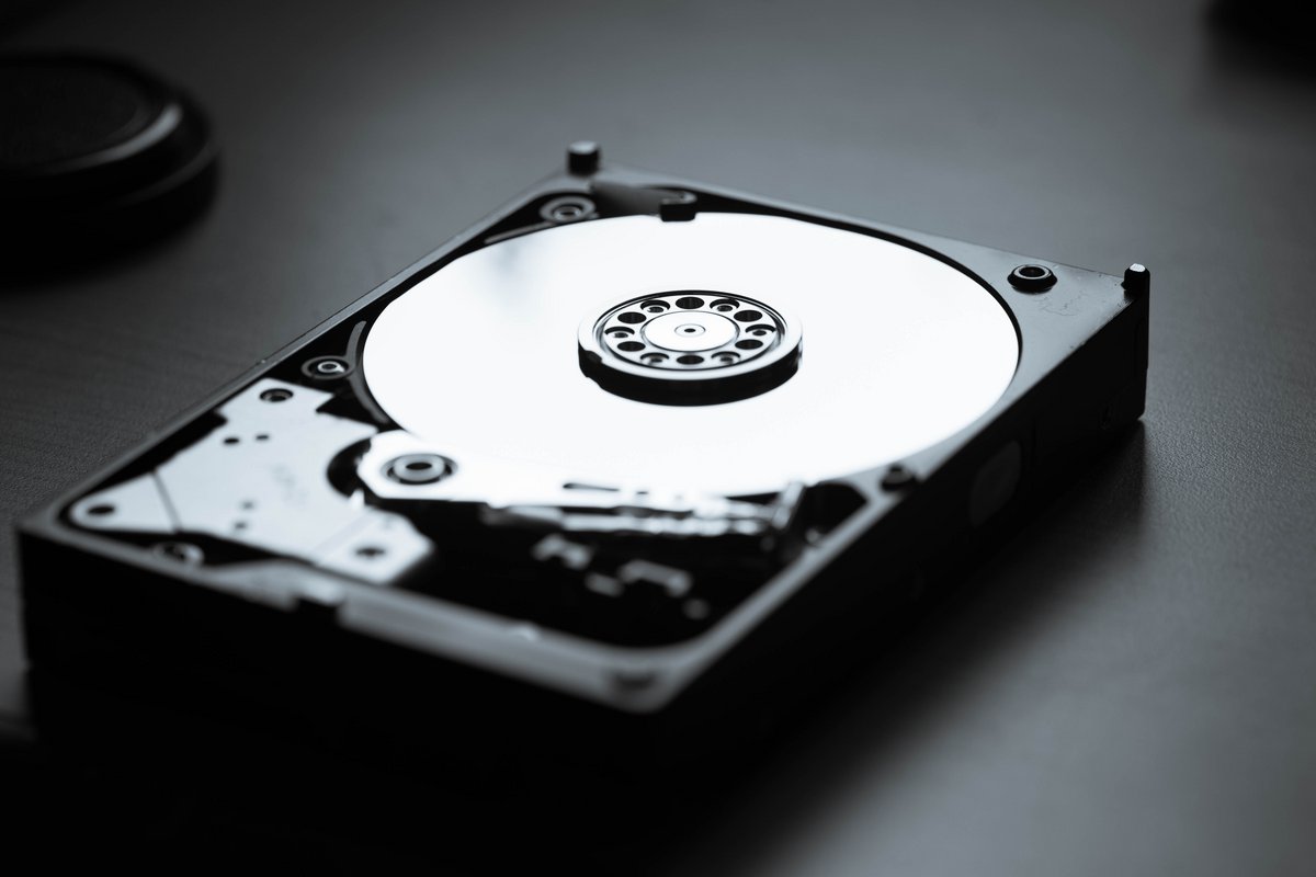  Les disques durs (HDD) ont été inventés par IBM en 1956, une technologie qui commence à prendre un sacré coup de vieux. © Wilson Chong Chun Ho / Shutterstock