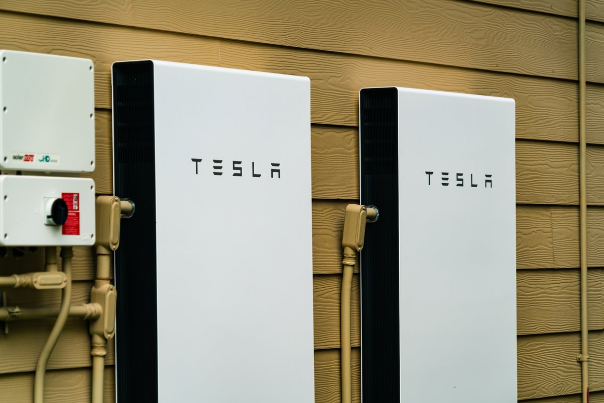 Tesla Energy vise le million d'installations de Powerwalls à travers le monde © Roschetzky Photography / Shutterstock