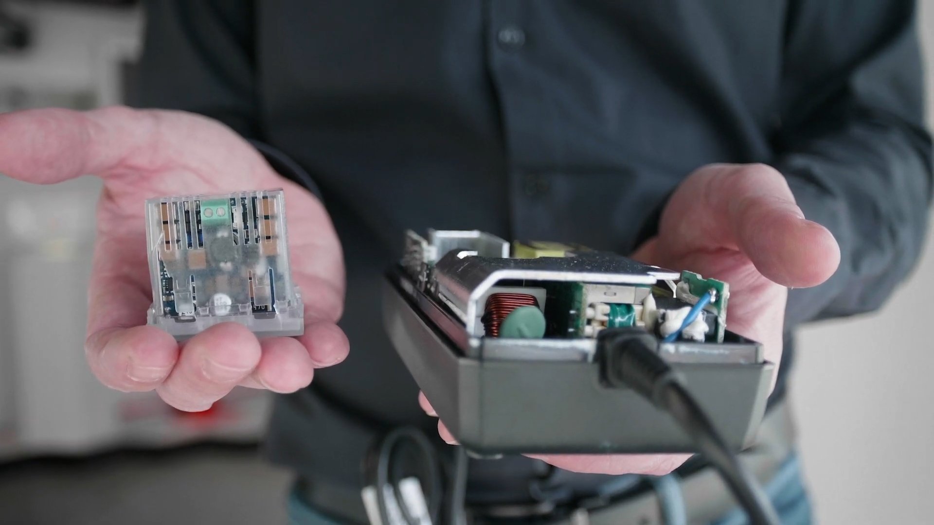 Le Power Cube, en comparaison d'un chargeur traditionnel (© Wise-Integration)